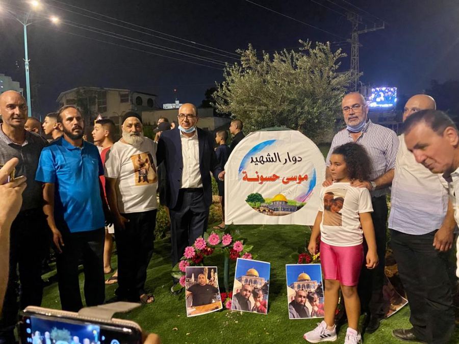 اللد: الإفراج عن معتقل إداري وإحالة 3 للحبس المنزلي ووقفة تطالب بمحاكمة قاتل حسونة